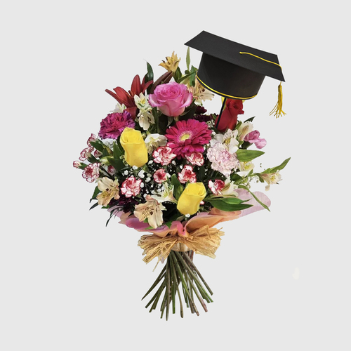 Ramo primaveral con birrete de graduación, perfecto para celebrar logros académicos con flores frescas y coloridas.